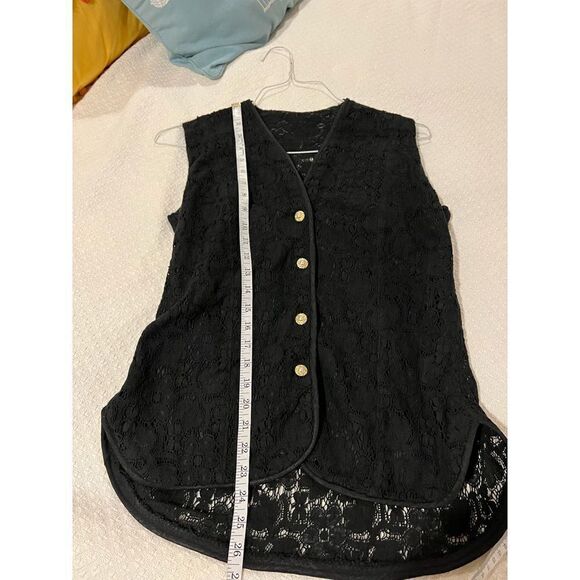 Lace
Vest with fancy buttons size medium - Picture 7 of 7